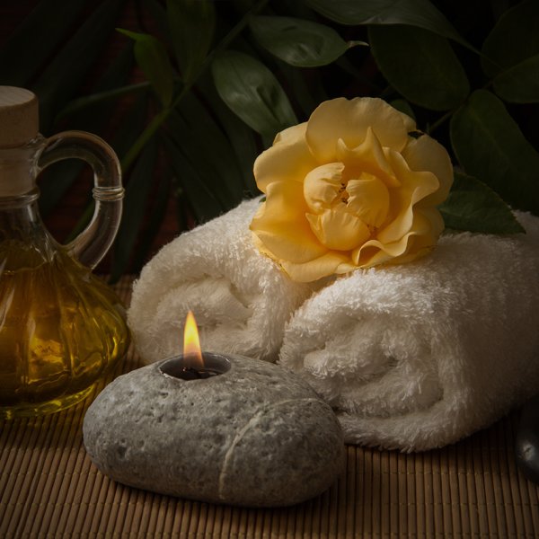 Stilleben mit Karaffe, Handtücher weiß und gerollt, Kerze