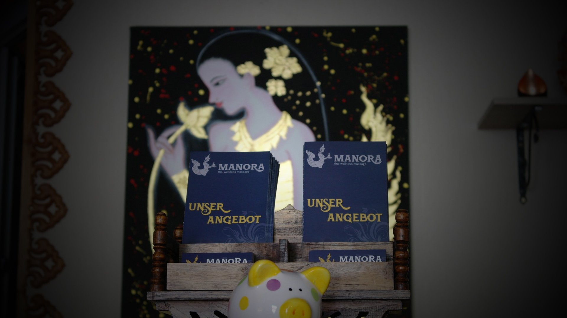 Bild von Manora hinter dem Tresen